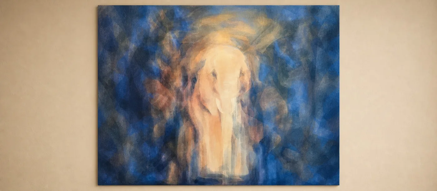 Gemälde eines Elefanten in Blautönen an der Wand.